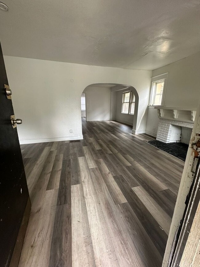 Building Photo - 4 bedroom 1.5 bath