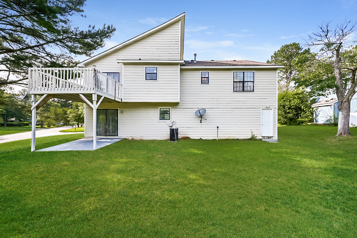 Building Photo - Inviting Home with Expansive Outdoor Livin...