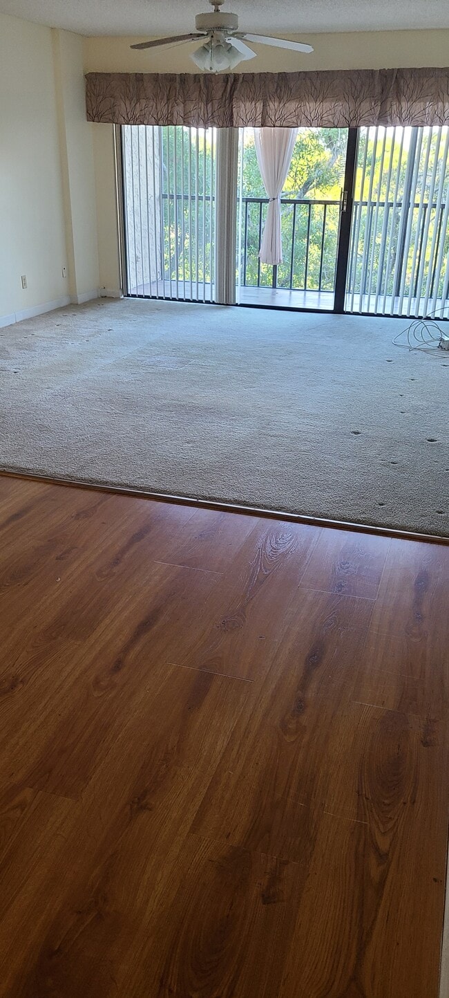 Building Photo - 2800 Cove Cay Dr