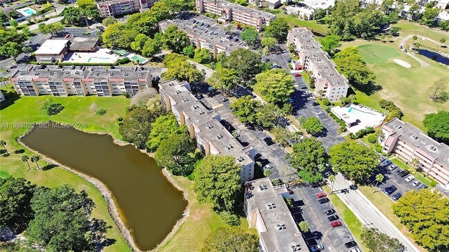 Foto del edificio - 1030 Country Club Dr