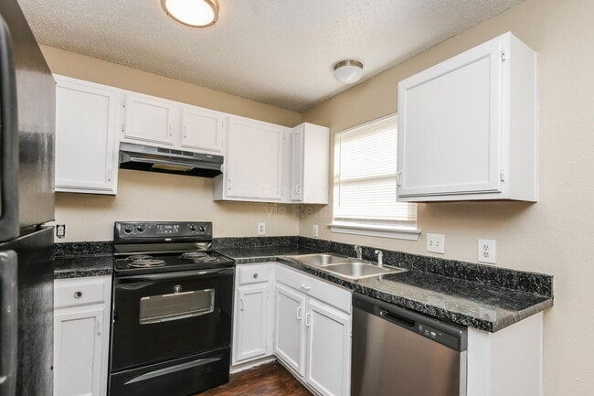 Building Photo - 5915 Shadydell Dr