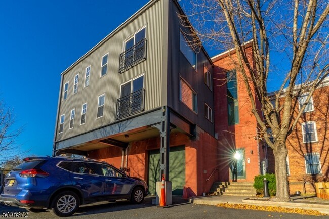 Building Photo - 35 Halleck St