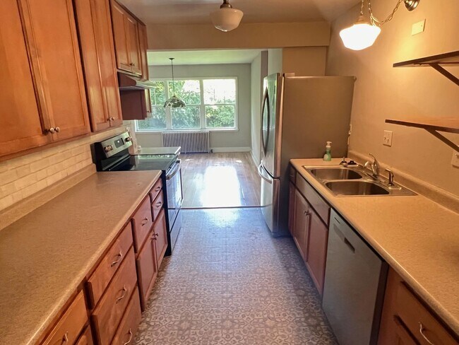 Building Photo - 4 Bedroom home in center of Champaign - Av...