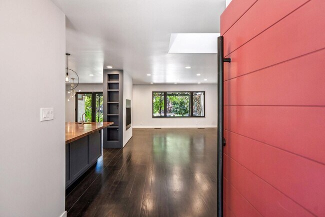 Building Photo - Renovated Linfield Oaks Retreat with Private Garden and Guest Studio