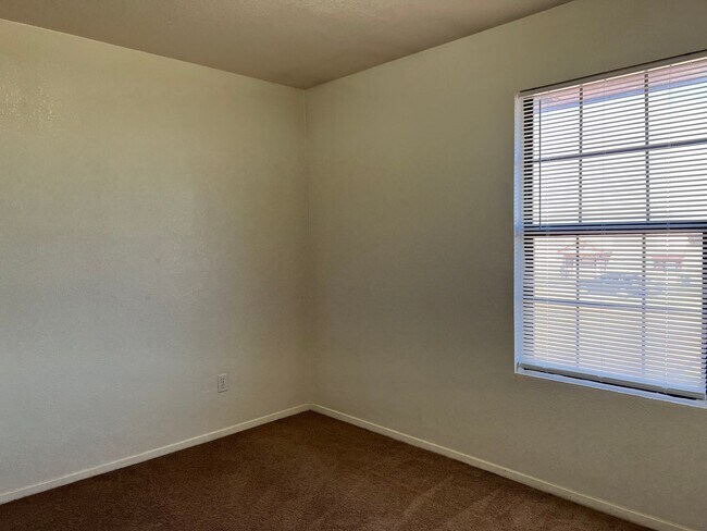 Building Photo - 1102 Leslie Cir