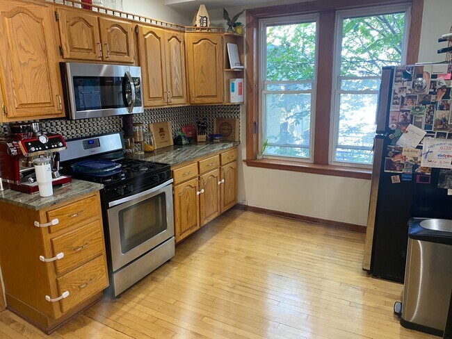 Building Photo - 2865 W Dickens Ave