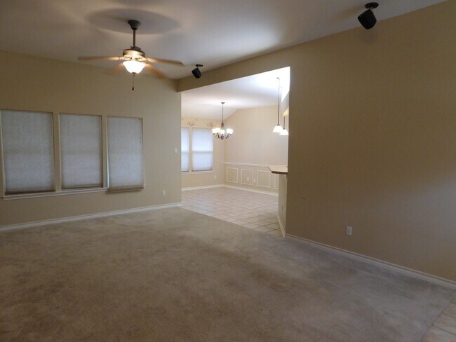 Foto del edificio - Spacous Southside Split Bedroom Home