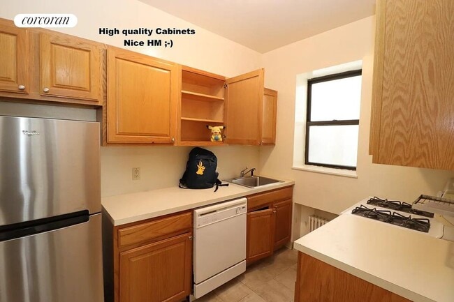 Building Photo - 434 E 75th St