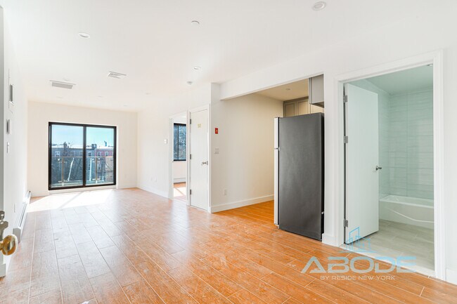 Foto del edificio - New - 1223 Putnam Ave