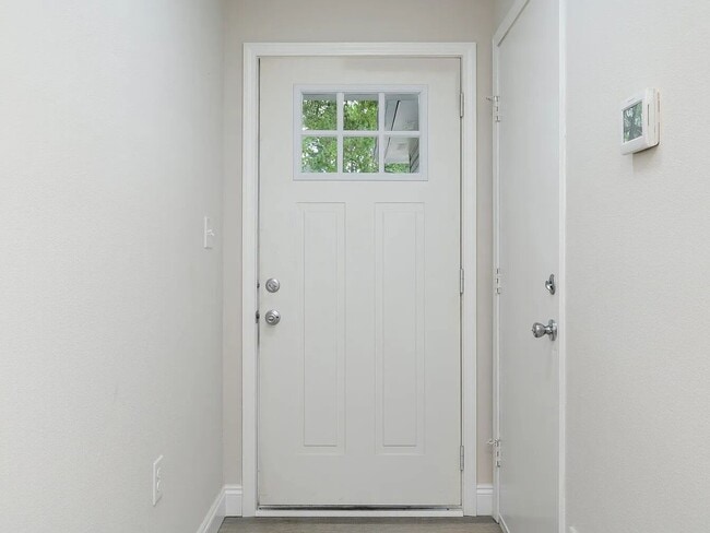 Foto del edificio - 1053 Emerald Ln