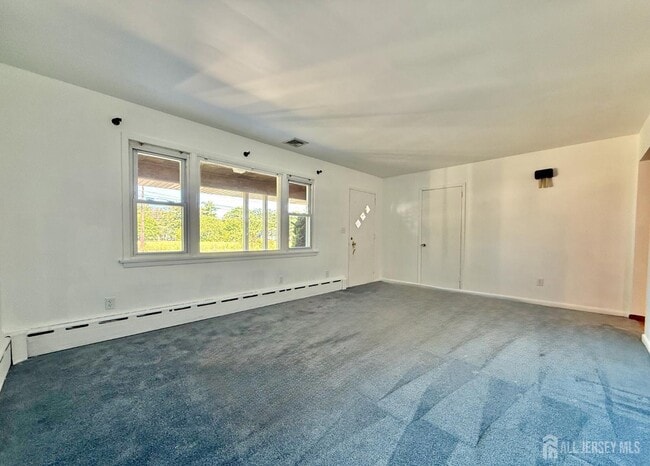 Foto del edificio - 452 Cranbury Rd