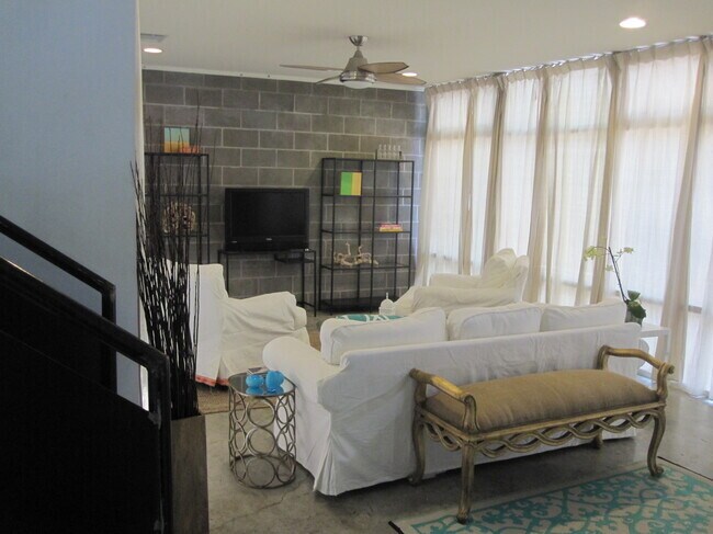 Foto del edificio - 1103 W 22nd 1/2 St