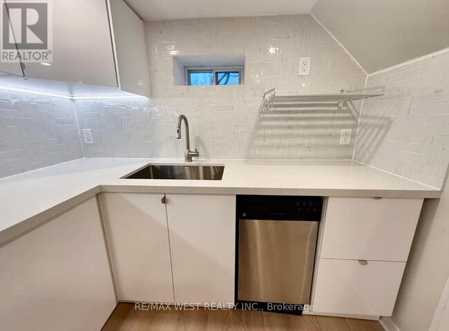 Building Photo - 10 Vimy Ave