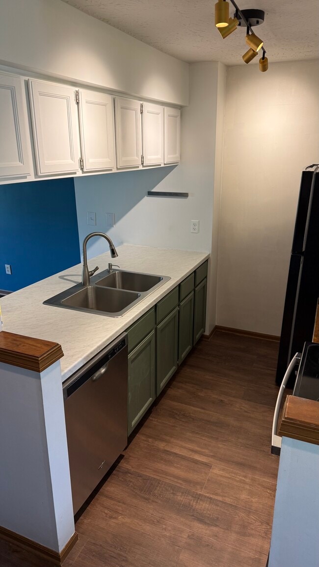 Building Photo - 2443 Wrens Dr S