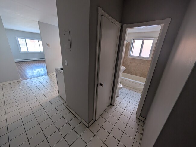 Photo du bâtiment - Spacious 1 Bed Unit - Rent March 1