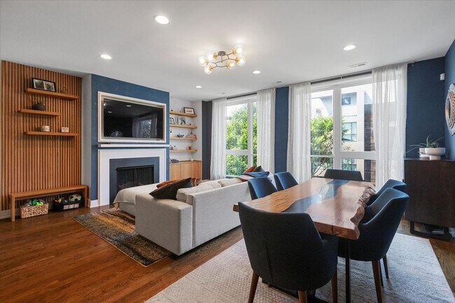 Building Photo - 2749 N Lakewood Ave