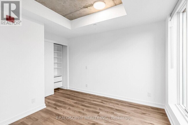 Building Photo - 115 Larchmount Ave