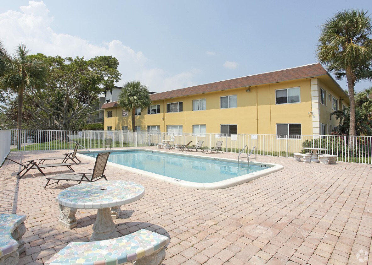 Pool - 101-251 SE 6th Ave