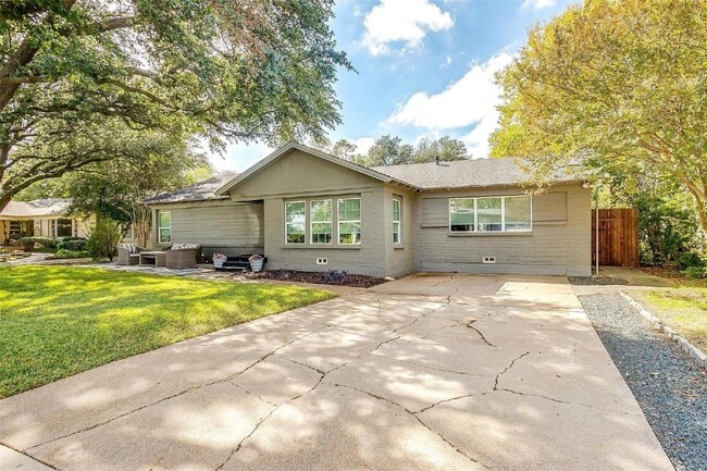 Photo - Charming 4-Bed Home with Granite Counterto...