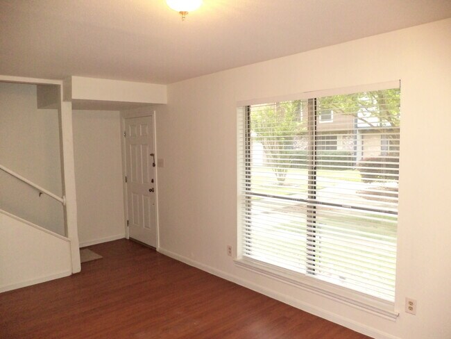 Sala de estar en las escaleras - 5218 Milwee St