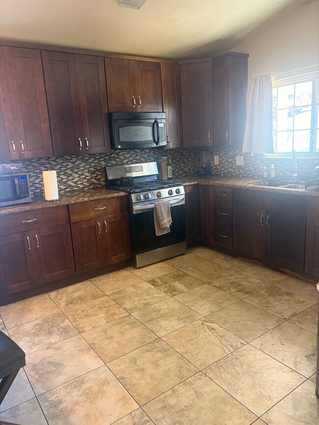 Building Photo - 1120 Quail St