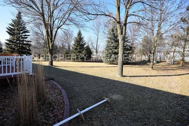 Foto del edificio - 663 Kingswood Ave