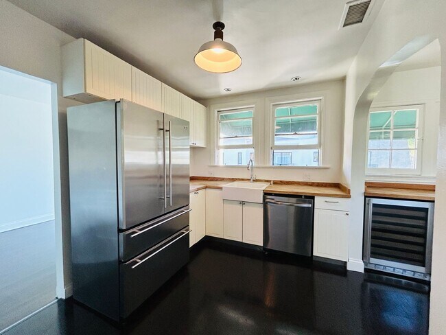Foto del edificio - 8159 Willoughby Ave