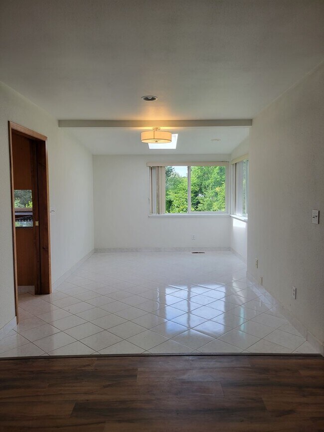 Building Photo - Beautiful 4 bd 2 bath with a mother in law...