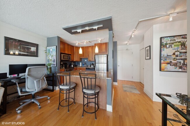 Building Photo - 450 W Briar Pl
