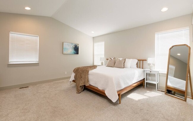 Building Photo - 913 Columbine Ave