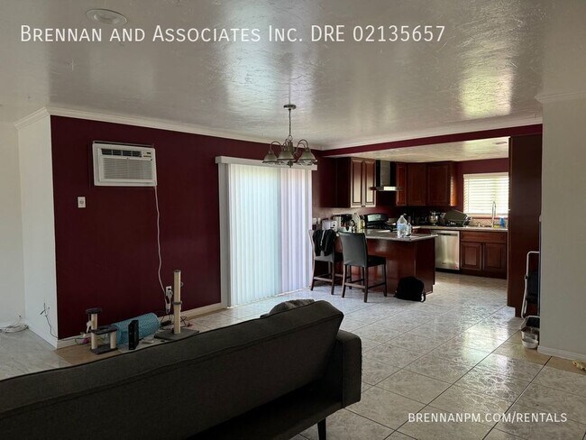 Foto del edificio - Spacious 4-Bed, 2-Bath Family Home with a ...