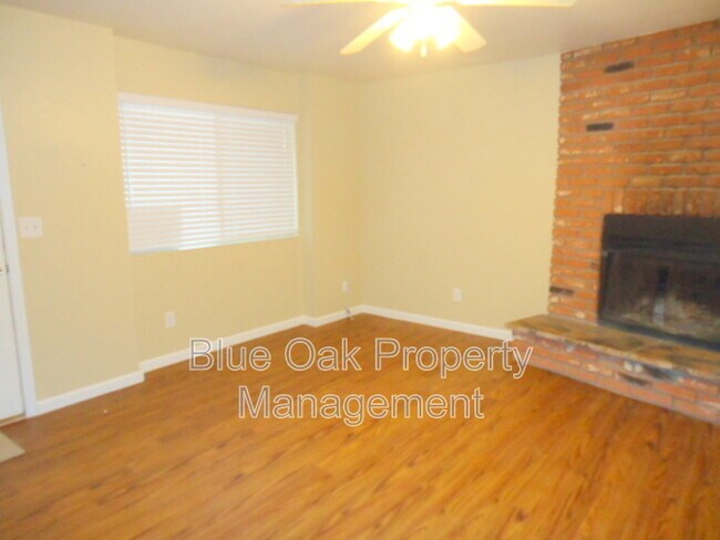 Building Photo - 403 Maple St