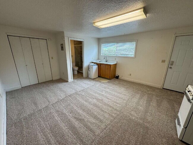 Foto del edificio - Studio Cottage / 1/2 off 3rd Month's Rent