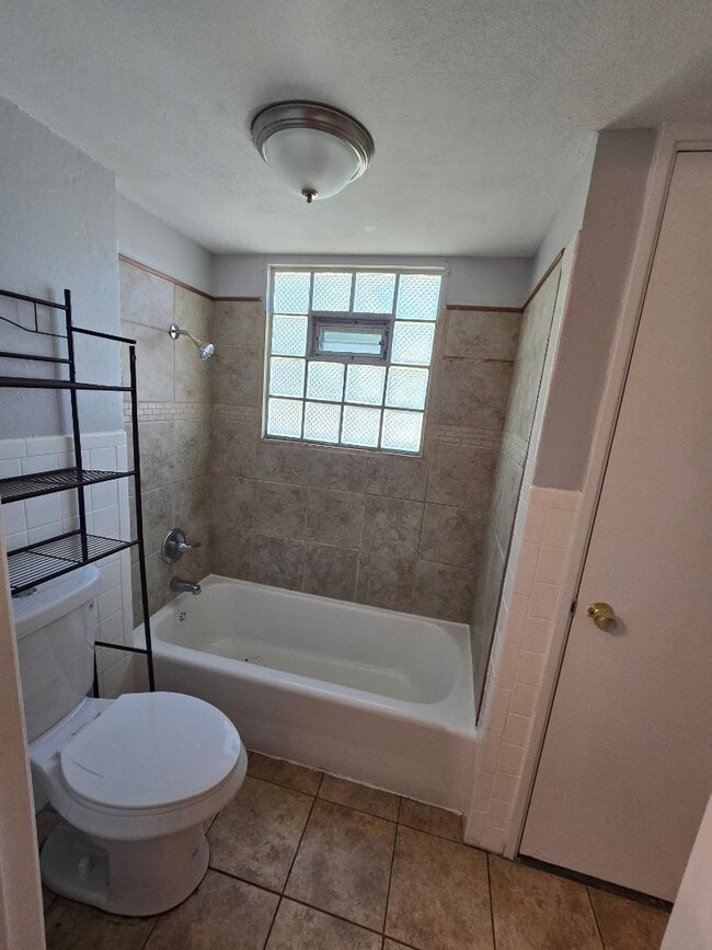 Building Photo - 2415 Castle Dr
