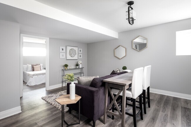 Photo du bâtiment - Modern 2 Bedroom Basement Unit– All Utilities & Parking Included – $1,949/month