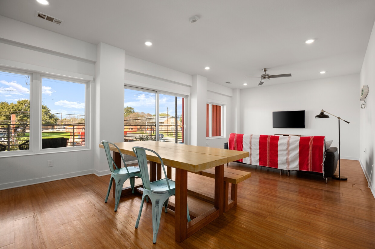 Primary Photo - 4361 S Congress Ave