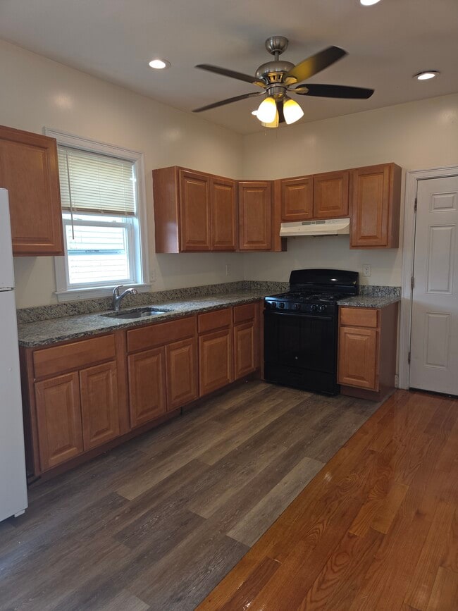 Building Photo - 92 Lucerne St