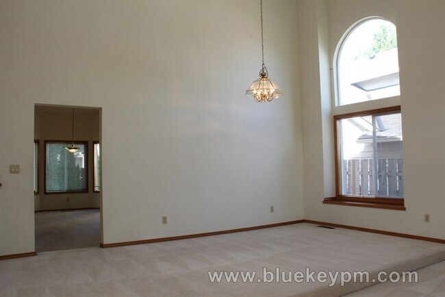 Foto del edificio - 4 Bed, 3 Bath Home w/ 1 Bed and 1 Full Bath on Main Near Bethany/Rock Creek