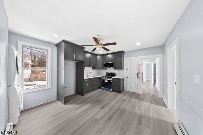 Foto del edificio - 437 Morrissee Ave