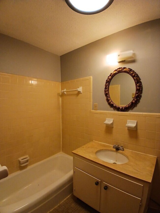 Building Photo - Charming Studio Apartment - Parkway Villag...