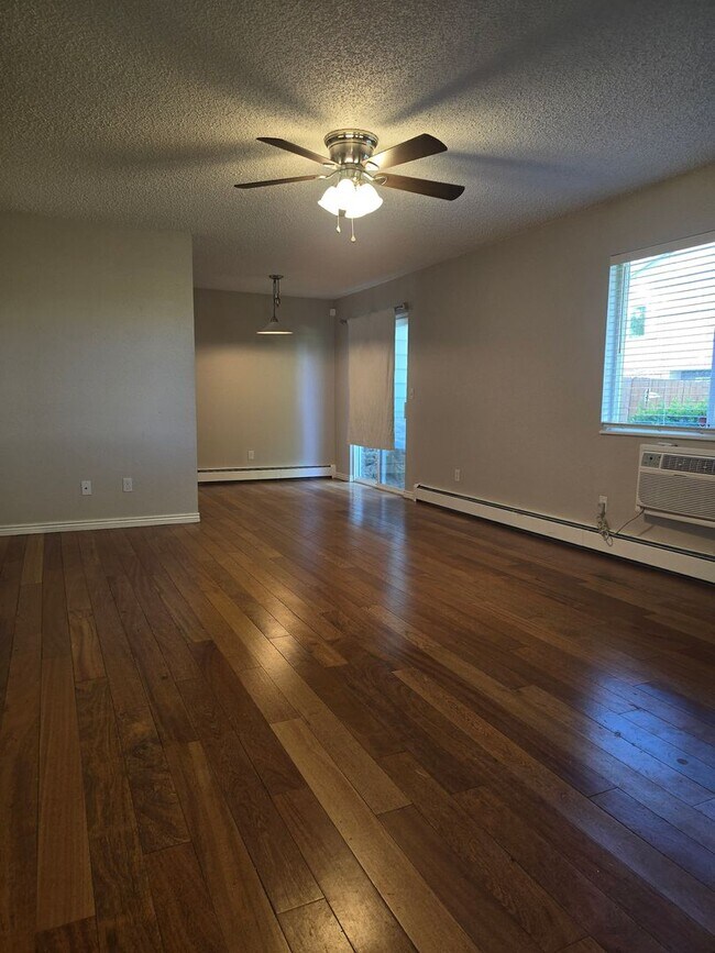 Foto del edificio - Cute end unit townhome 3-bedroom 2 baths in Thornton.