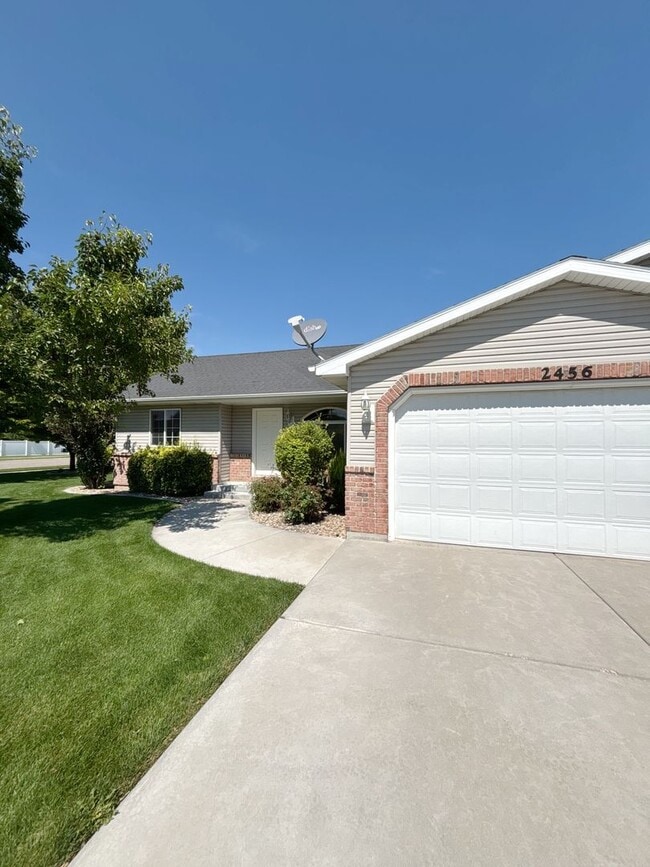 Building Photo - 2456 Brandon Dr