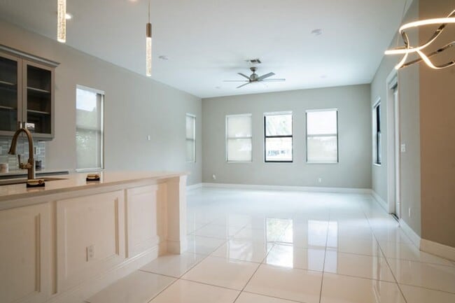 Building Photo - 8665 E Baypoint Cir