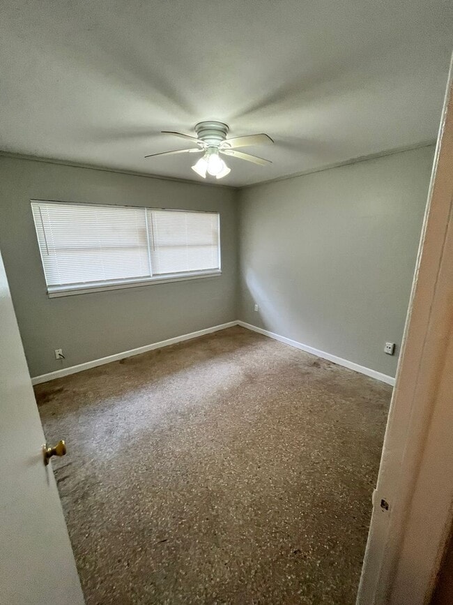 Building Photo - Simple & small 2BR Duplex