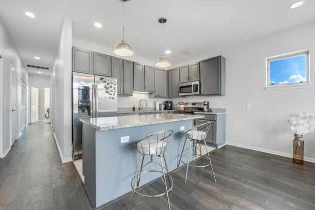 Building Photo - 947 W 14th Pl