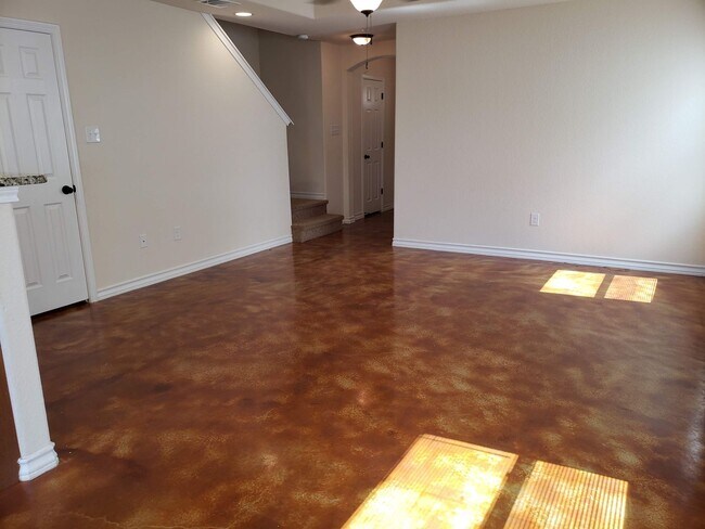 Foto del edificio - Townhome END unit