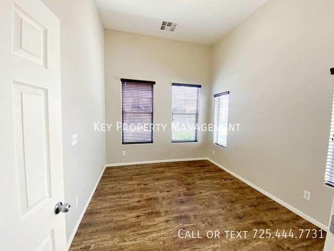 Building Photo - 4 BEDROOM + DEN 3 BATH HOME IN NORTHWEST