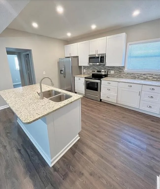 Foto del edificio - Welcome to this charming 3-bedroom, 2-bath...