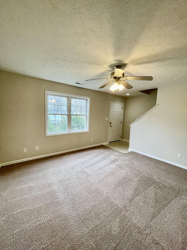 Building Photo - 125 Primrose Ln