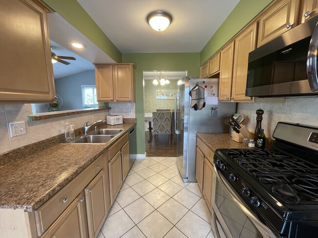 Building Photo - 2863 Foster Ave